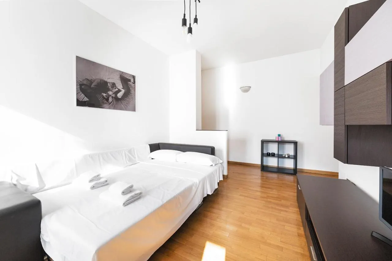 Red Subway Milano Apartment X4 0*, Milan Italy